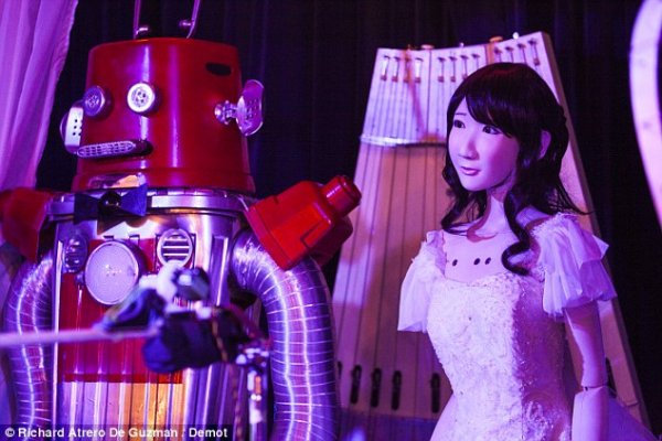 真爱无界：世界第一对机器人喜结良缘