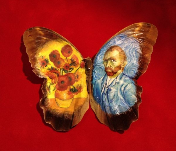 艺术家在蝴蝶翅膀上复制名画