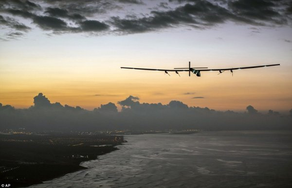 连飞5天后，太阳能飞机终于抵达夏威夷